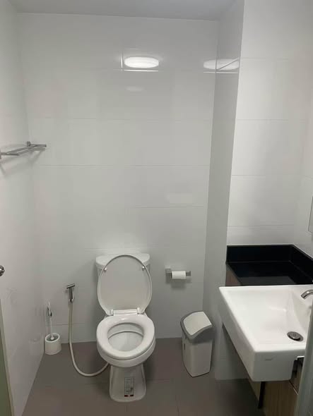 bathroom of Chapter One Eco Ratchada-HuaiKhwang