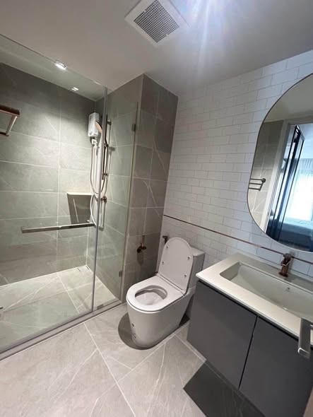 room interior and bathroom of CHAPTER THONGLOR 25
