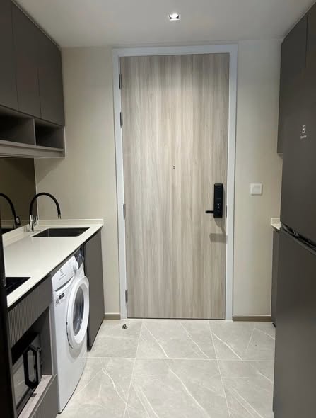 room interior and bathroom of CHAPTER THONGLOR 25