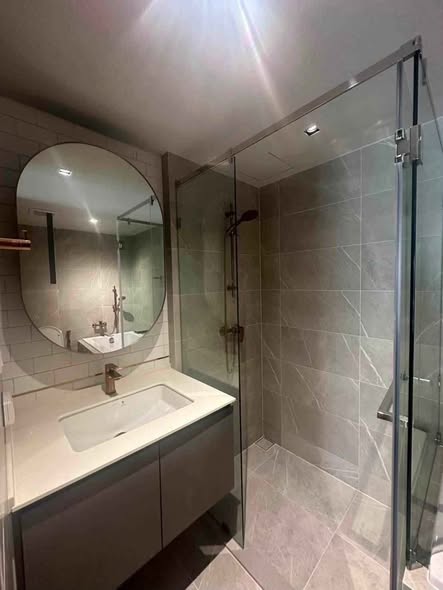 room interior and bathroom of CHAPTER THONGLOR 25