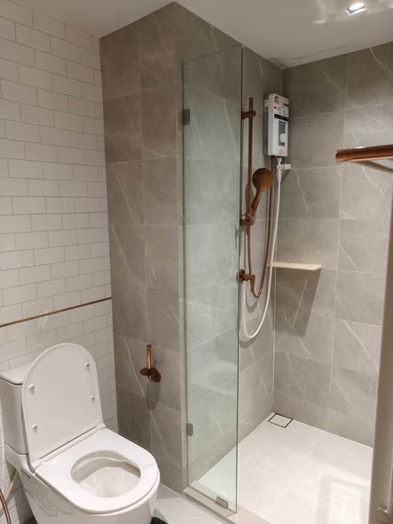 room interior and bathroom of CHAPTER THONGLOR 25