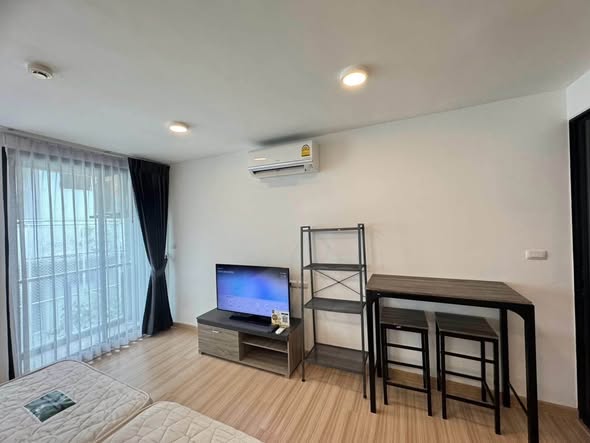 living room and bedroom of Chateau In Town Pinklao – Siriraj