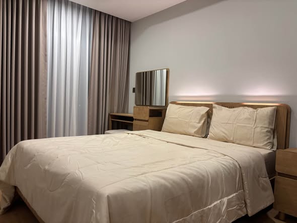 bedroom and bathroom of Chewathai Residence Thong Lo