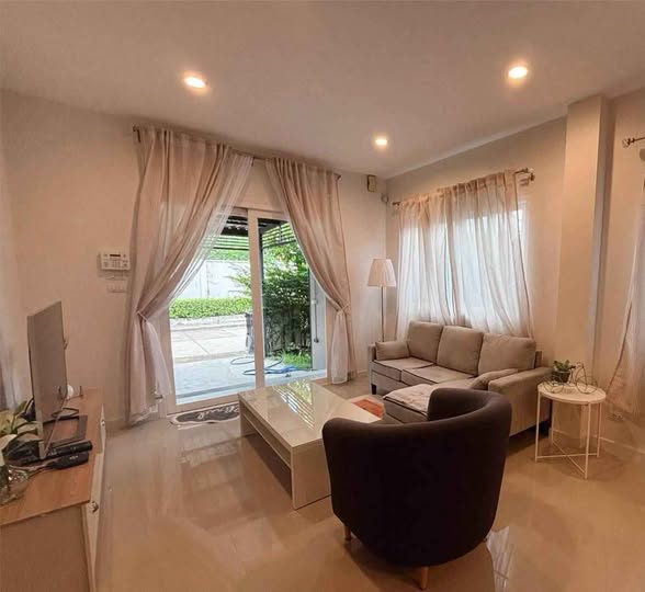 bedroom and living room of Chuan Chuen Park On Nut-Wong Waen