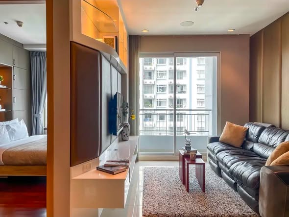 living room and bedroom of Circle Condominium