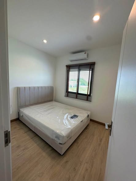 bedroom and room interior of Como Bianca II