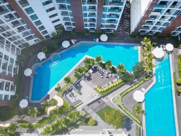 pool of Condo One SIAM