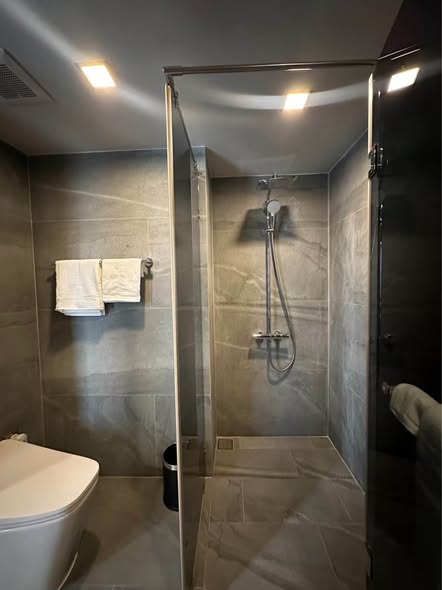 room interior and bathroom of CONNER Ratchathewi