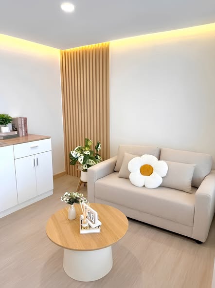 living room and bathroom of ซิตี้วิลล่า คอนโด D2