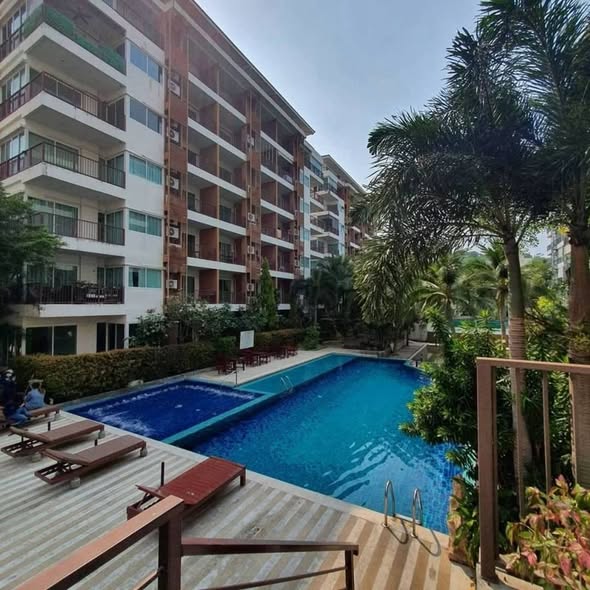 pool of Diamond Suites Resort
