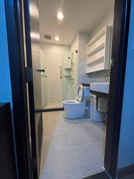 room interior and bathroom of Diamond Sukhumvit
