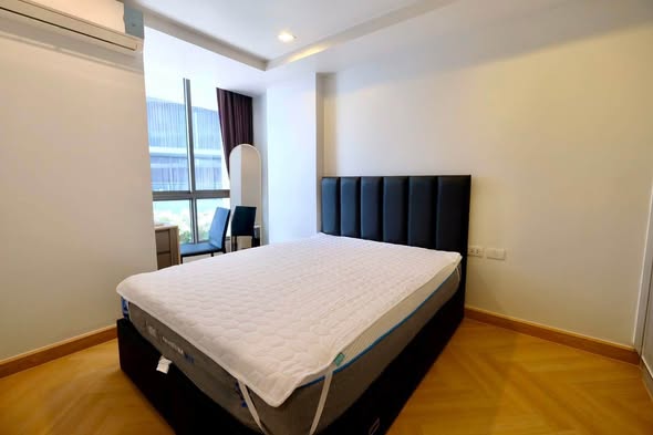 bedroom of Downtown49