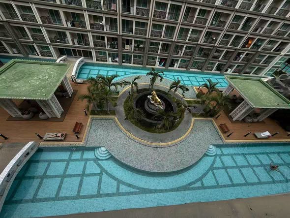 pool of Dusit Grand Park