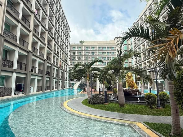 pool of Dusit Grand Park