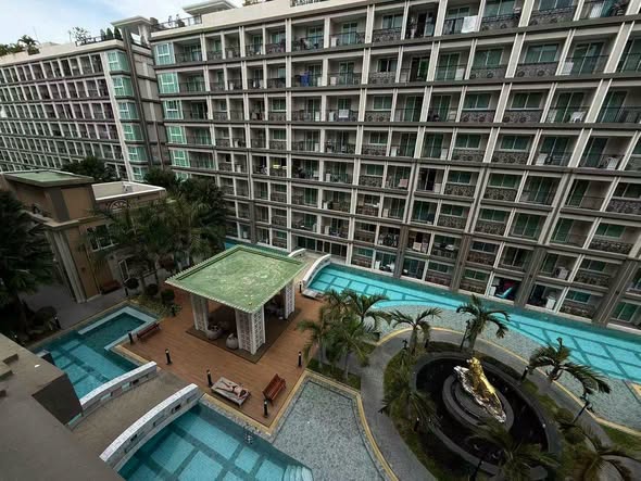 pool of Dusit Grand Park