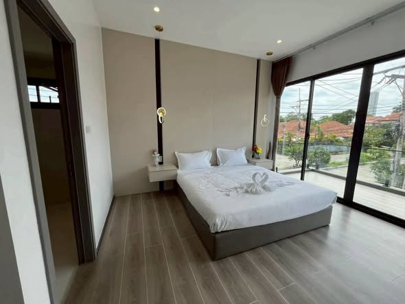 bedroom and room interior of Eakmongkol Village Pattaya