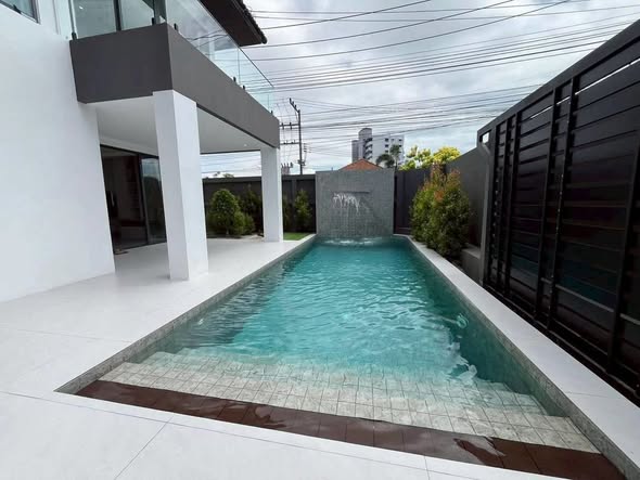 pool of Eakmongkol Village Pattaya