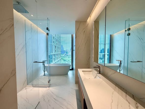 bathroom of EI8HTEEN SEVEN