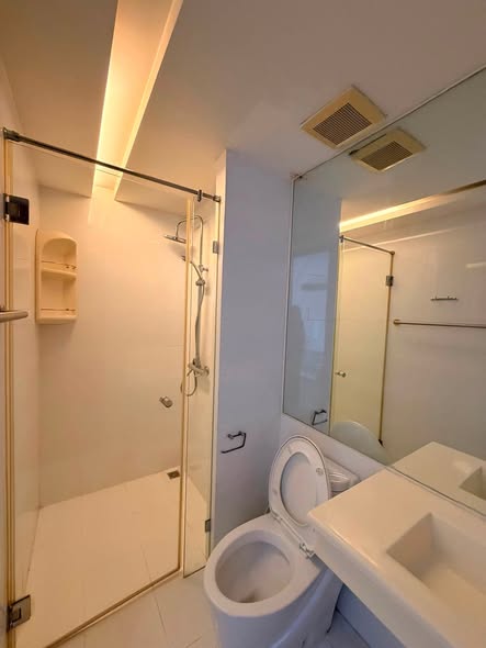 bedroom and bathroom of Emerald Residence Ratchada Condominium