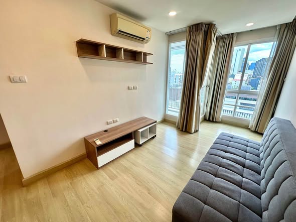bedroom and living room of Emerald Residence Ratchada Condominium
