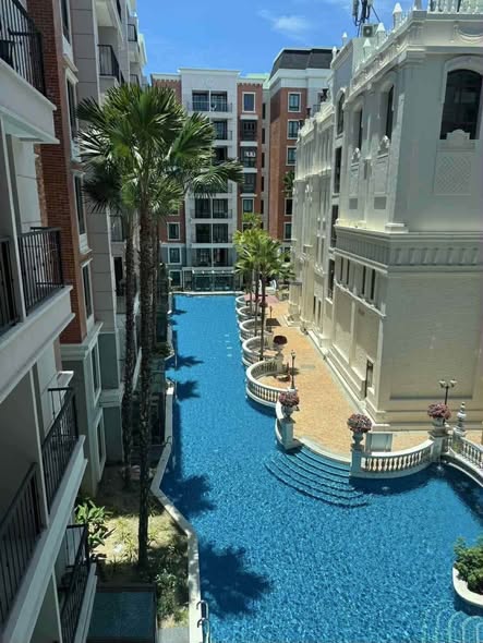 pool of Espana Condo Resort Pattaya