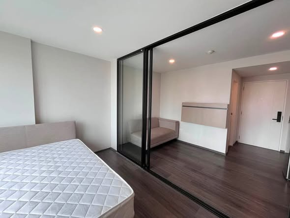bedroom and room interior of FLEXI Sathon-Charoen Nakhon