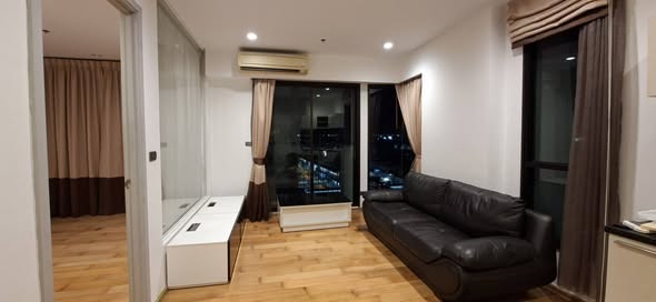living room and bedroom of Fuse Sathon-Taksin
