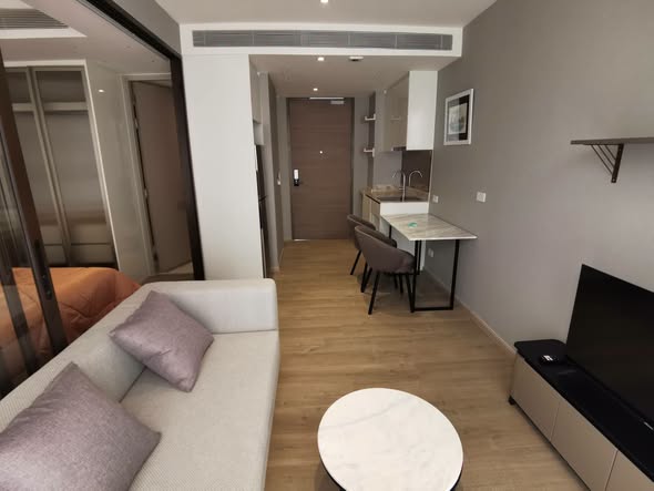 living room and bedroom of Fynn Asoke