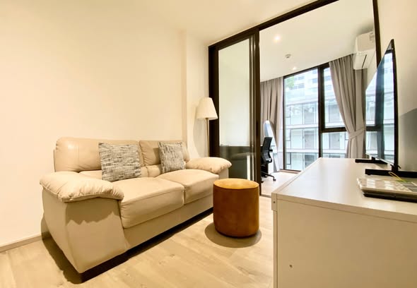 living room and bedroom of Fynn Asoke