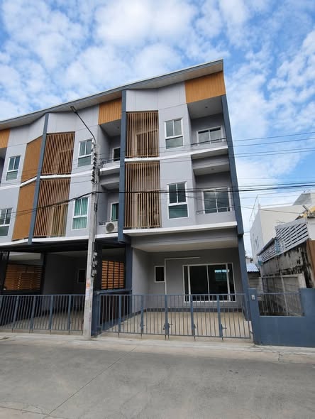 Golden Town Chalermprakiat-Suanluang