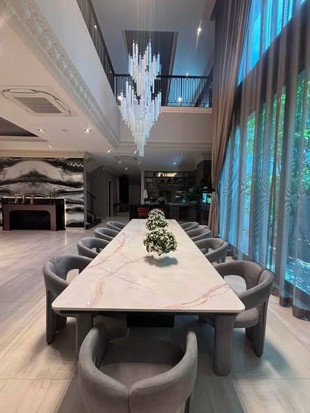 living room and room interior of แกรนด์ บางกอก บูเลอวาร์ด ปิ่นเกล้า-กาญจนาฯ (Grand Bangkok Boulevard Pinklao – Kanchana)