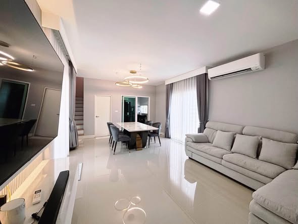 living room and bedroom of Grande Pleno Rama 9 – Motorway
