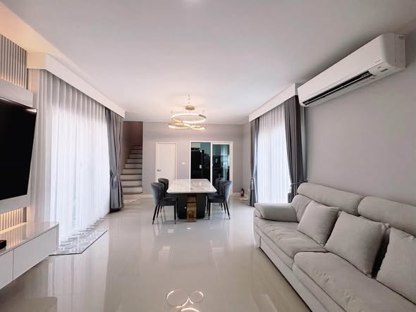 living room and bedroom of Grande Pleno Rama 9 – Motorway