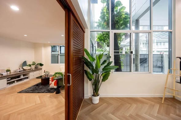 living room and room interior of เฮดควอเทอร์ส วิภาวดี (Headquarters Vibhavadi)
