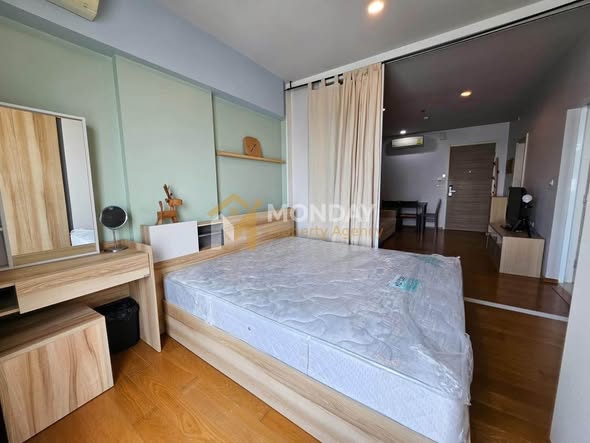 bedroom of Hive Taksin Condominium