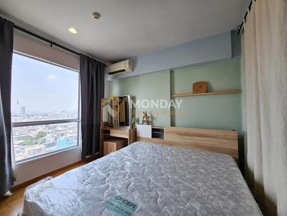 bedroom of Hive Taksin Condominium
