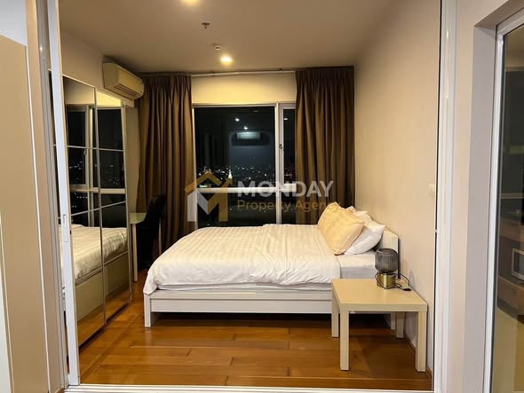 bedroom and room interior of Hive Taksin Condominium