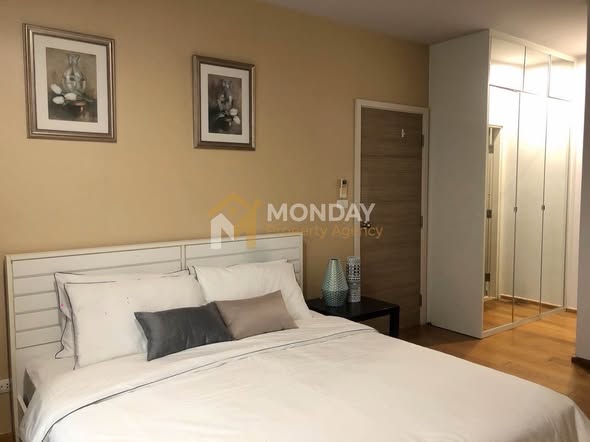 bedroom and room interior of Hive Taksin Condominium