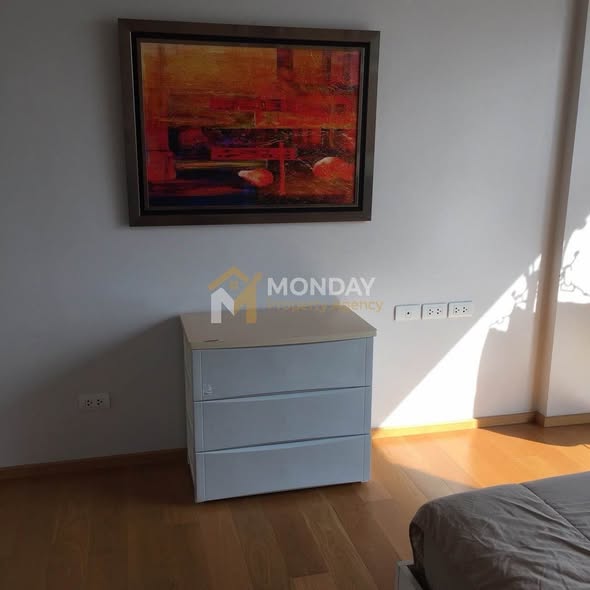 bedroom and room interior of Hive Taksin Condominium