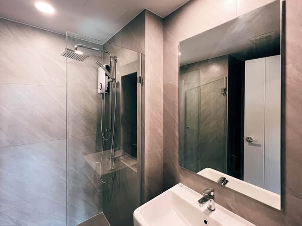 room interior and bathroom of IDEO Chula-Sam Yan
