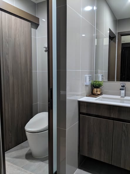 room interior and bathroom of Ideo Mobi Asoke