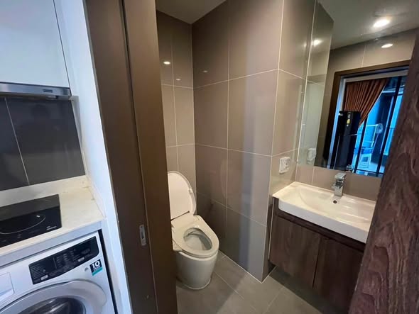 room interior and bathroom of Ideo Mobi Asoke