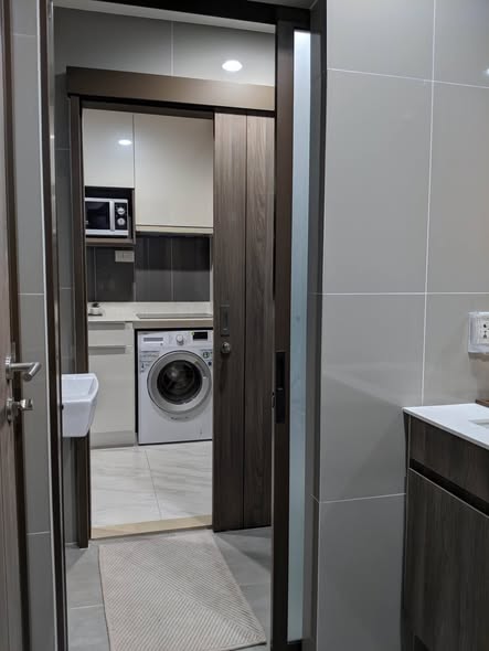 room interior and bathroom of Ideo Mobi Asoke