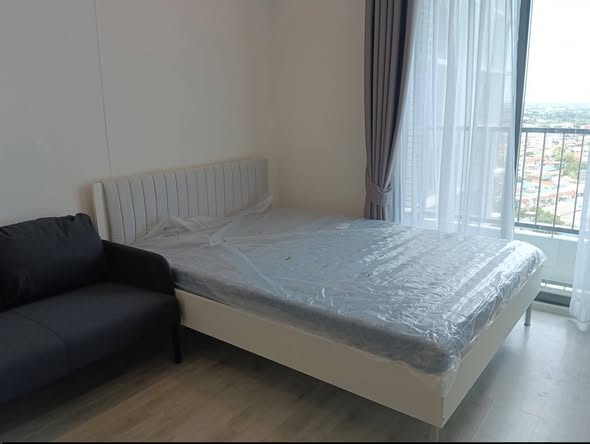 bedroom of Ideo Mobi Charan Interchange Condominium