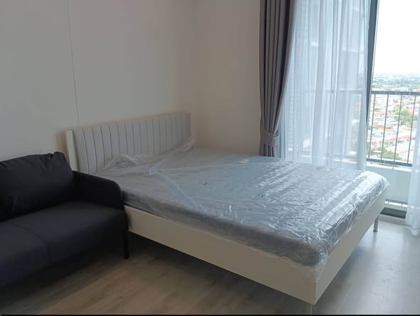 bedroom of Ideo Mobi Charan Interchange Condominium