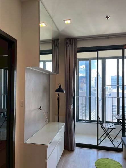 room interior and bathroom of Ideo Mobi Rama 9