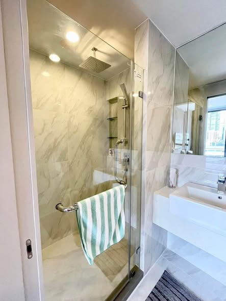 room interior and bathroom of Ideo Mobi Sukhumvit 40