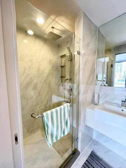 room interior and bathroom of Ideo Mobi Sukhumvit 40