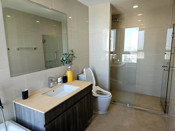 room interior and bathroom of Ideo Mobi Sukhumvit 66