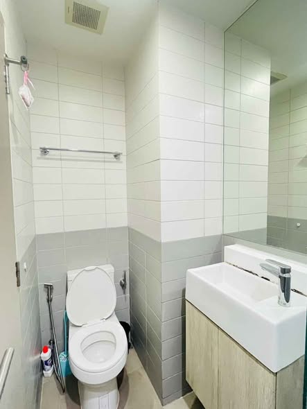 bathroom of Ideo Mobi Sukhumvit 81